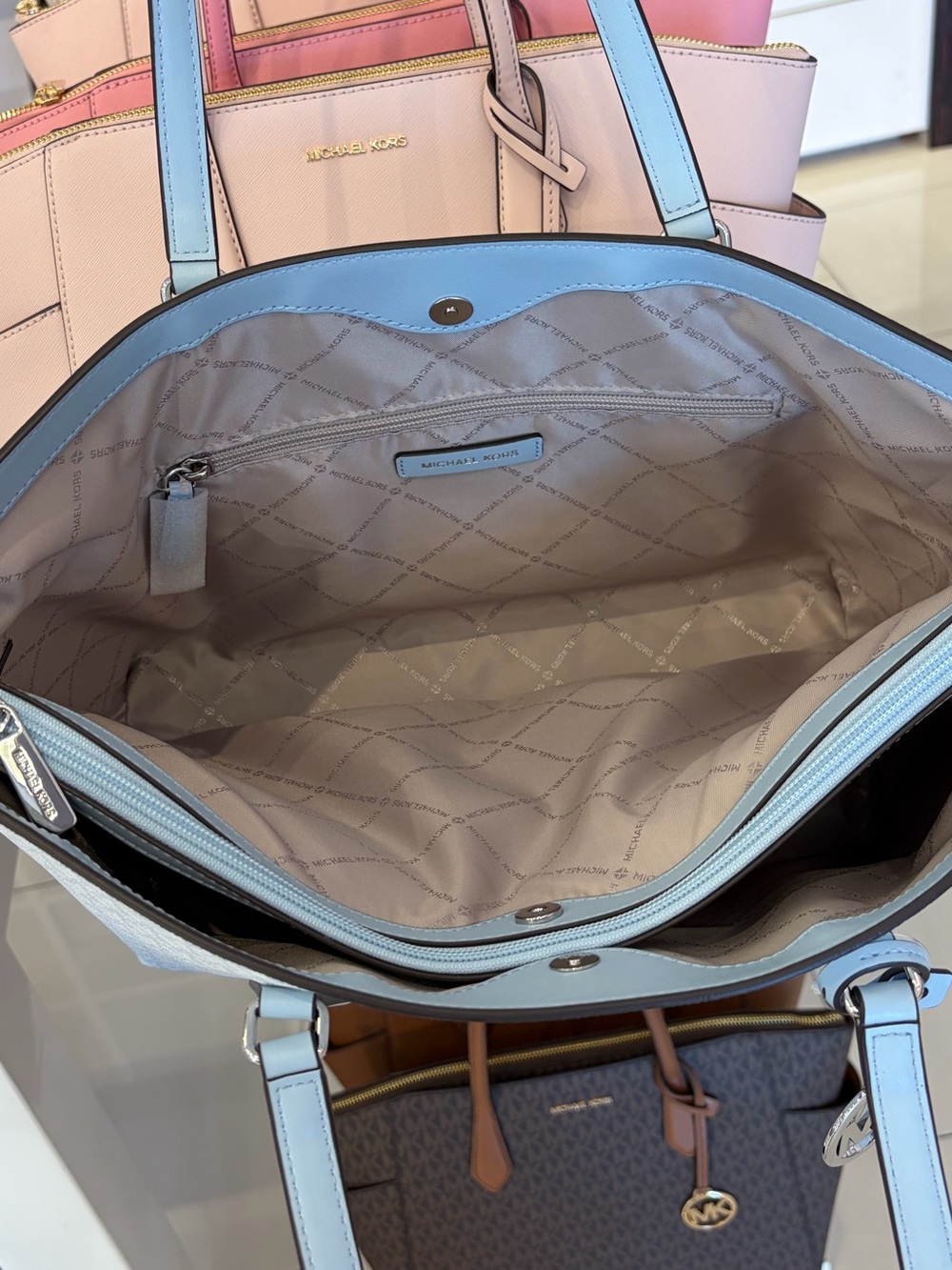 MICHAEL KORS Sheila Large Ombré Signature Logo Tote Bag - Picture 9 of 13